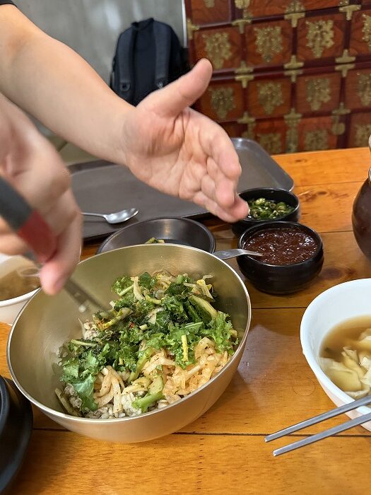 麦ごはん、ポリパッを混ぜる