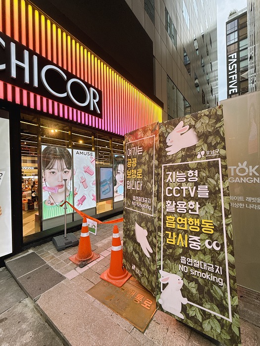 このコスメ屋さんの手前の三角コーンのところを入る