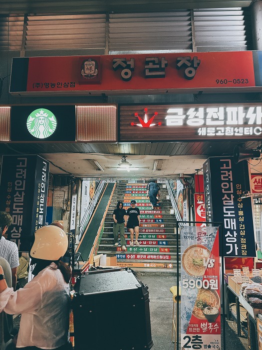 市場の中にあるスタバ