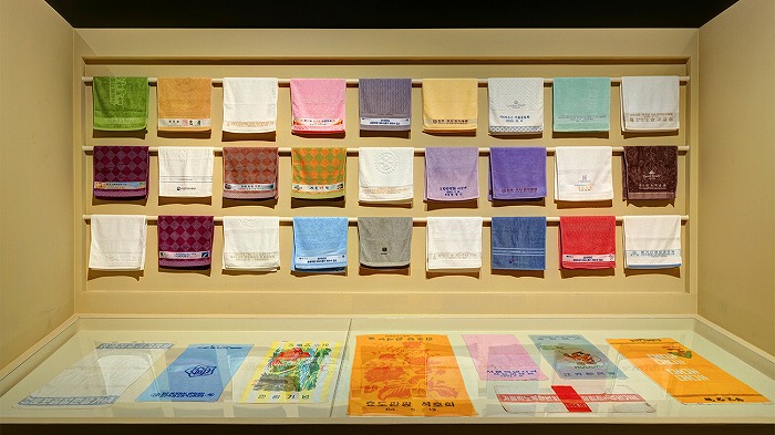 今日も、記念:私たちが記念品を大切にする理由 展示されている記念タオル
