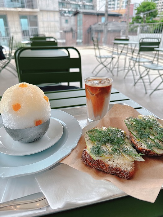 ディルなどのオープンサンドとかき氷