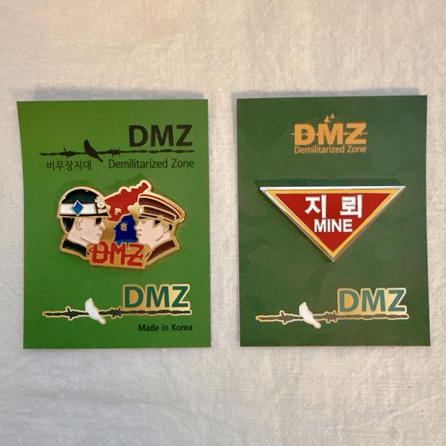 DMZピンバッジ　兵士と地雷マーク