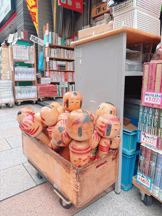 ジャンボこけしが大量に。