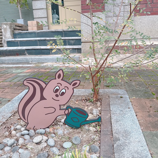 お庭のリスオブジェ