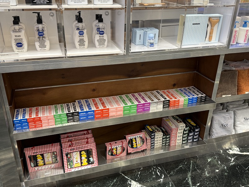 NICE WEATHER MARKETの歯磨き粉コーナー