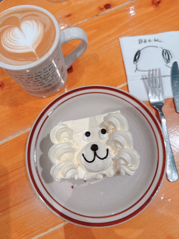 Baby Redvelvet puppy cakeとカフェラテ