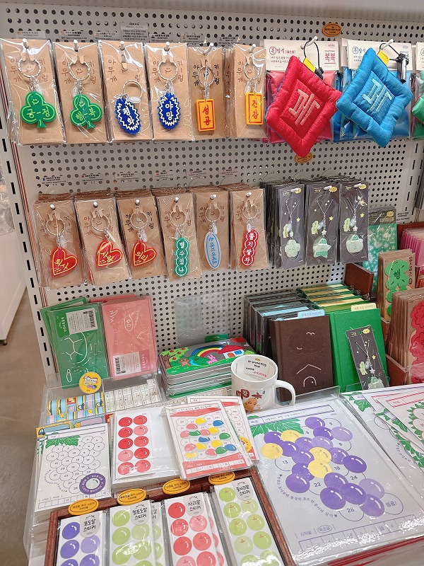 ハングルの紙ものやキーホルダー