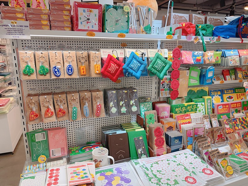 ハングルの紙ものやキーホルダー