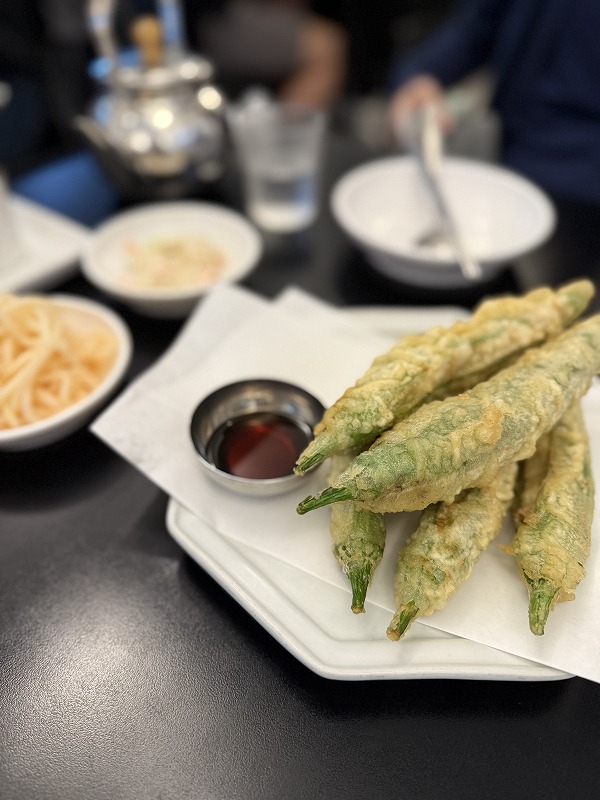 고추튀김(コチュティギム)→ 青唐辛子の肉詰め天ぷら