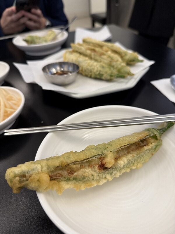 青唐辛子の肉詰め天ぷら(豚肉・牛肉・豆腐入り)