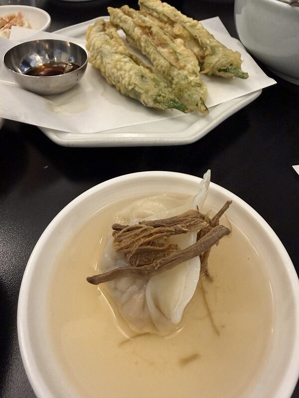 上に牛肉が乗っています