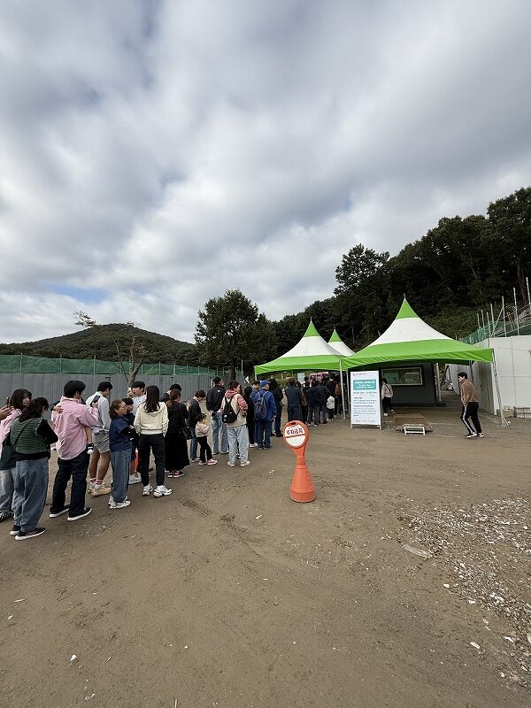 スタバに行くための受付待ちの列