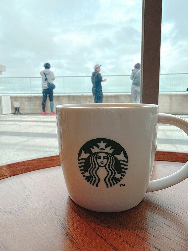 北朝鮮の見えるスターバックス店内より