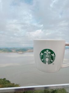 北朝鮮の見えるスターバックス テラスから