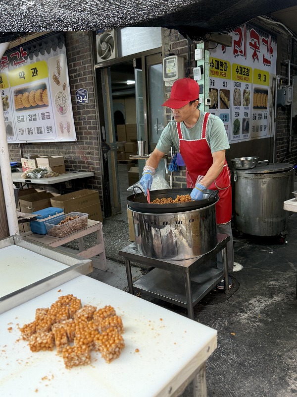 鍋で飴がけしています