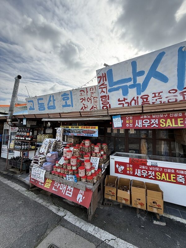 右は釣り用品、左は商店