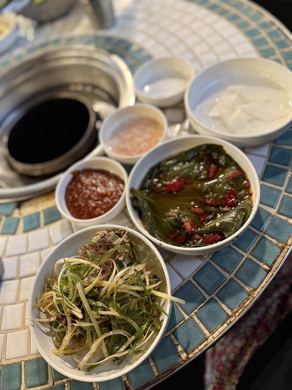 葱サラダ、エゴマの葉、アミの塩辛にタレや塩