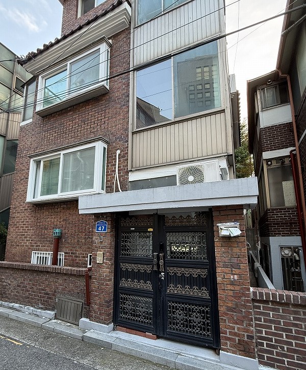 Gondeok Stay 半地下か地下の部屋でした