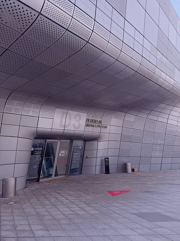 小さな穴の開いた金属板