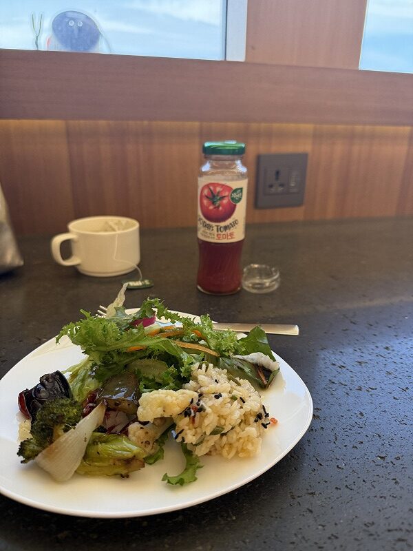 ラウンジで爆食 1