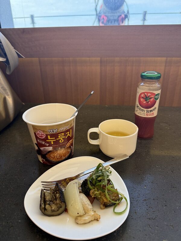 ラウンジで爆食 2