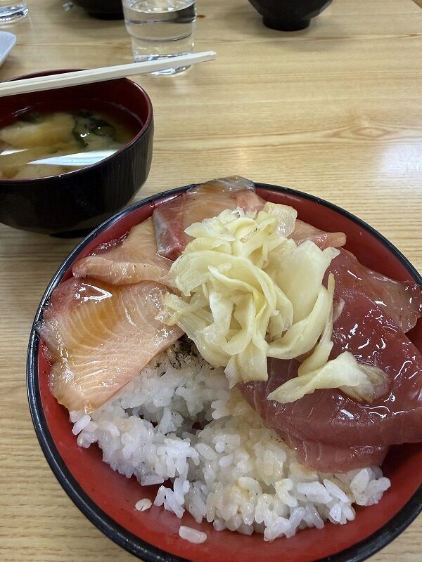 マグロとぶりの漬け丼