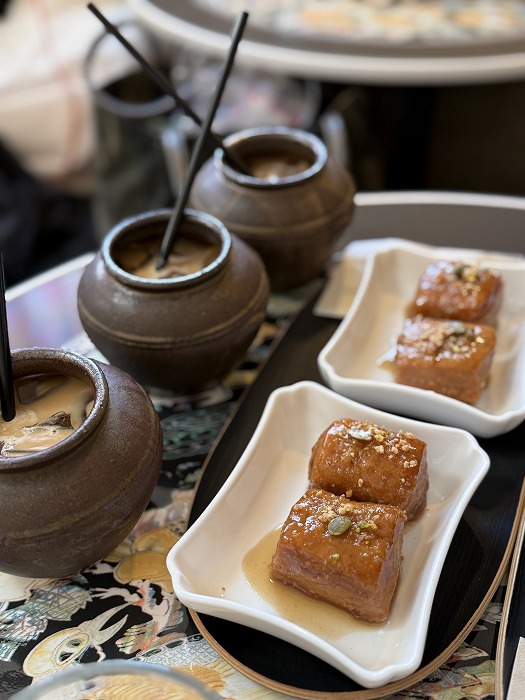 オンギに入ったカフェオレと、開城薬菓