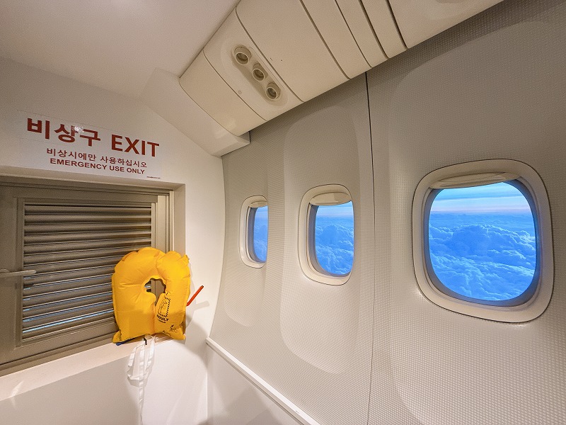 非常口風のエリア 天井も機内っぽい