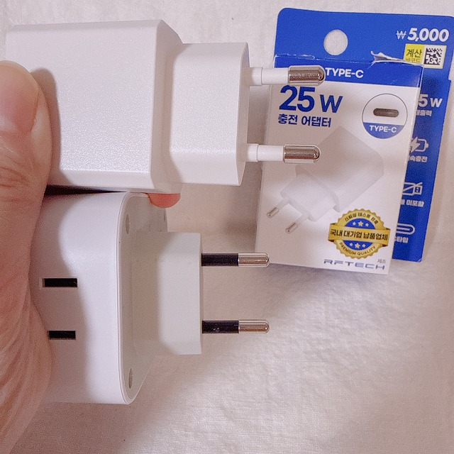 日本で買ったのと、現地で買ったプラグ