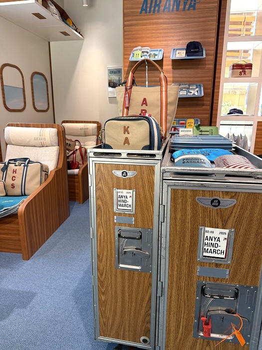 飛行機の機内みたいな内装