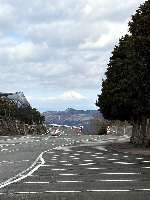 駐車場の向こうに富士山