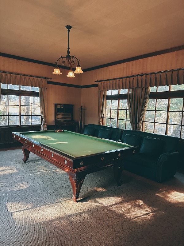 紳士のビリヤードルーム