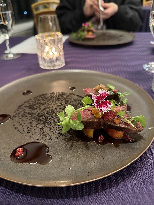 伊豆鹿もも肉ロティ フランボワーズソース