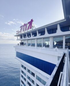 フロントの前のドアからデッキに出られる