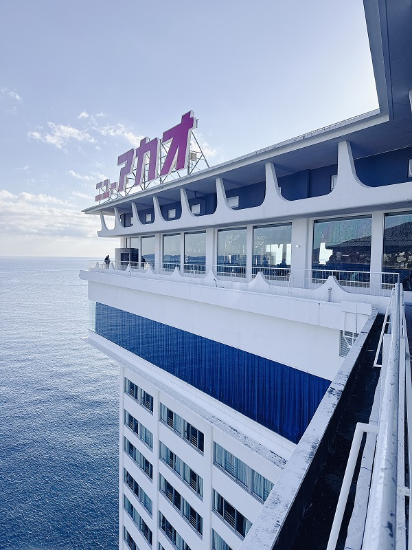 フロントの前のドアからデッキに出られる