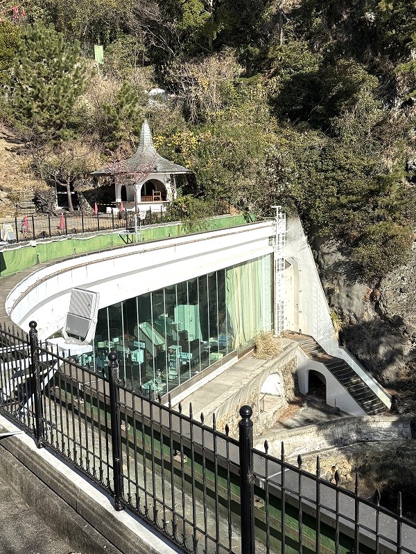 昔台風であのガラスが割れた