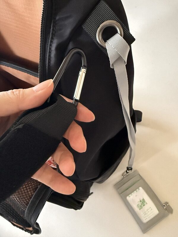 ベビーカーやバーに引っかけるカラビナを外す