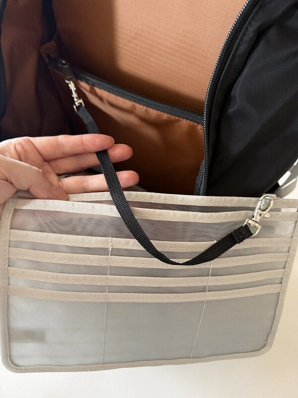 身体に近いポケットにパスポートケースを付ける