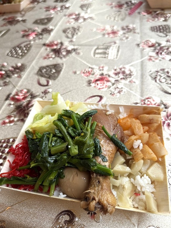 食堂で食べた、ローストチキンレッグ弁当