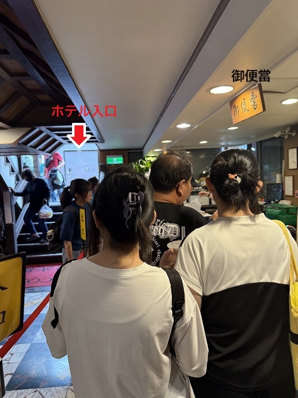 弁当を購入する列