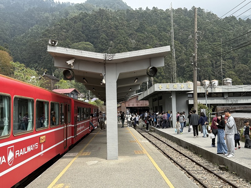 電車がいない方の線路には人が。