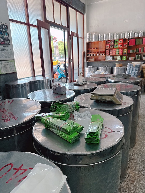 テーブルよりも大きな缶