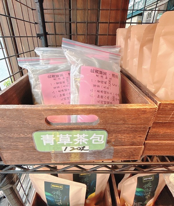 薬草茶が売られています