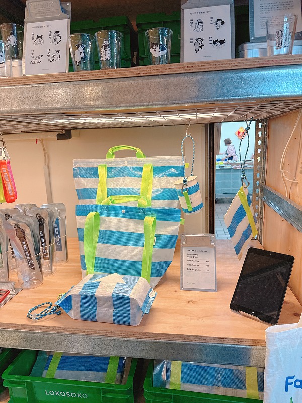 ブルーシートで作られたバッグなど