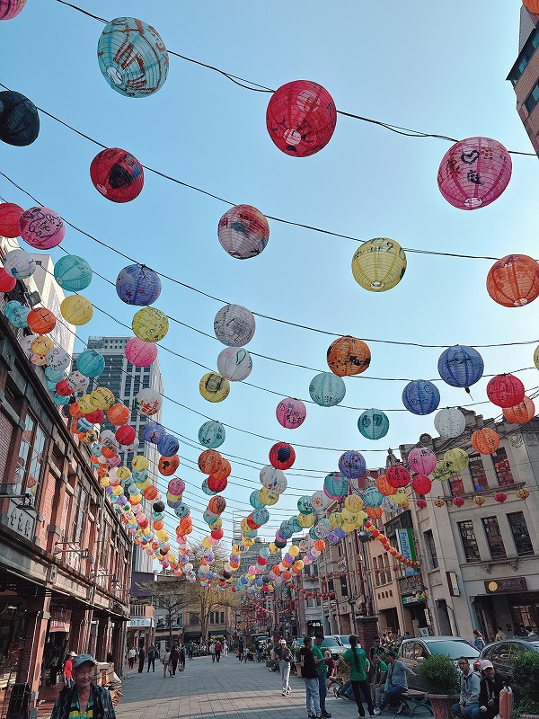 空にランタンがかわいい