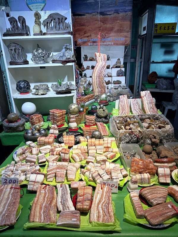 豚バラ肉じゃないよ肉形石だよ