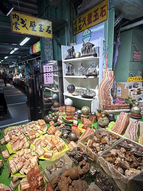 肉石を置いているお店発見