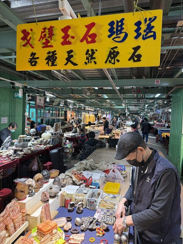 入り口近くの肉石のお店