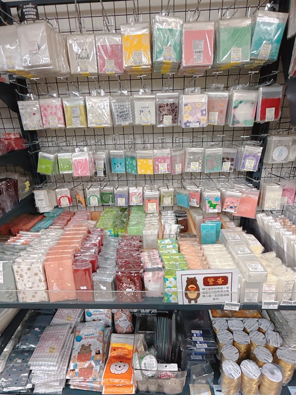 お菓子の個包装の袋とか