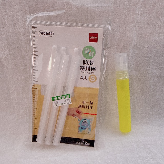 防潮密封棒とスプレーボトル